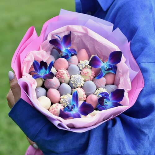 Изображение товара Хит! Букет «Космос» из орхидей и клубники , идеальный подарок для любимой девушки, 24-35 шт