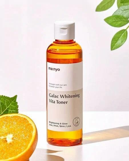 Тонер осветляющий Manyo Galac Whitening Vita Toner с кислотами AHA/PHA/BHA/LHA для сияния кожи, 200 мл.