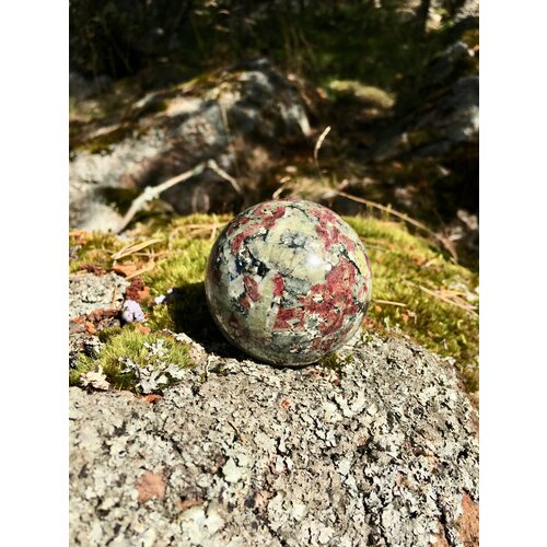 Подарок Сувенир Сфен (титанит) в форме шара