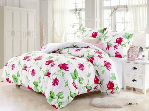 Семейное постельное белье белое с малиновыми цветами
