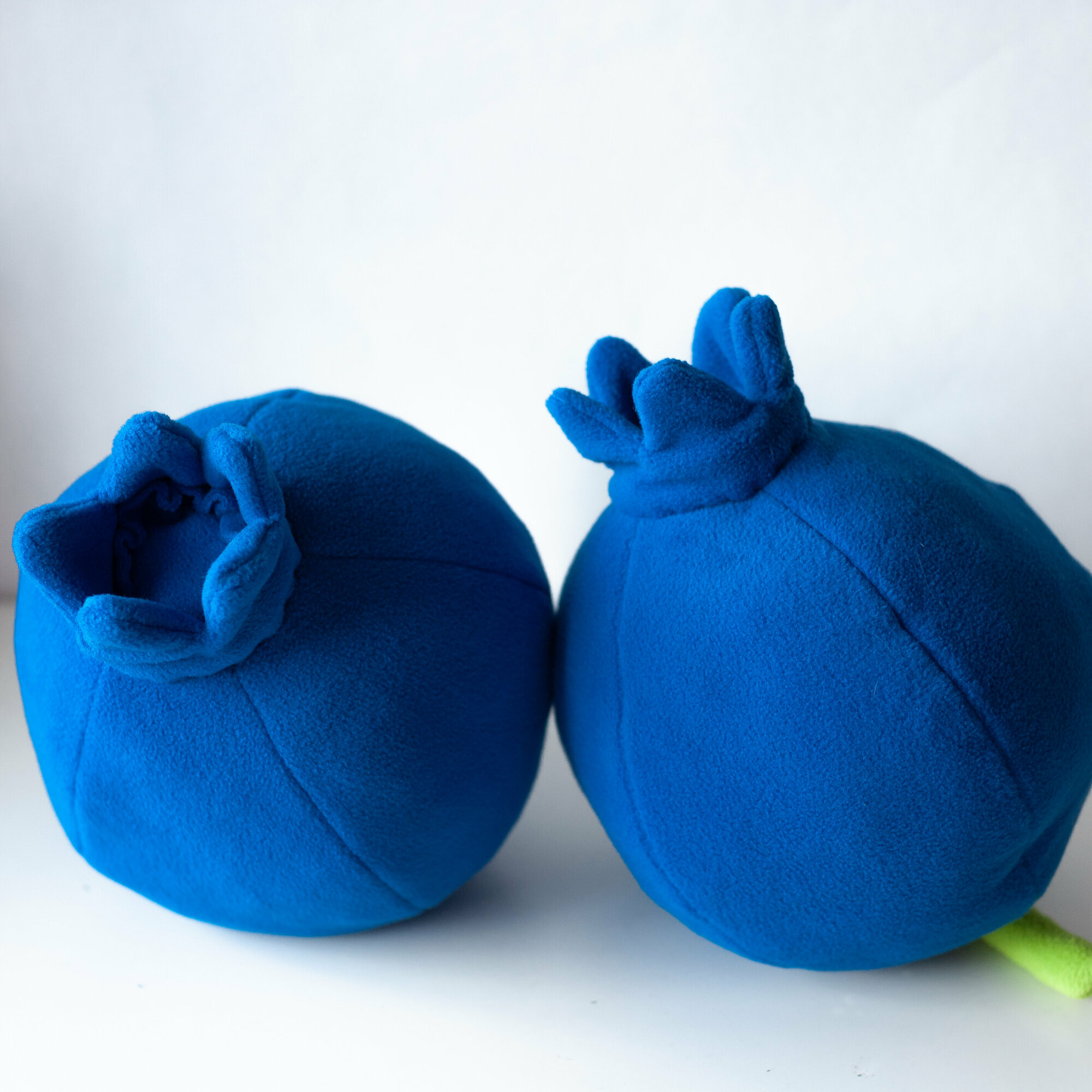 фото Подушка декоративная, мини черника Avelvi design, подушка в виде ягод ручной работы.