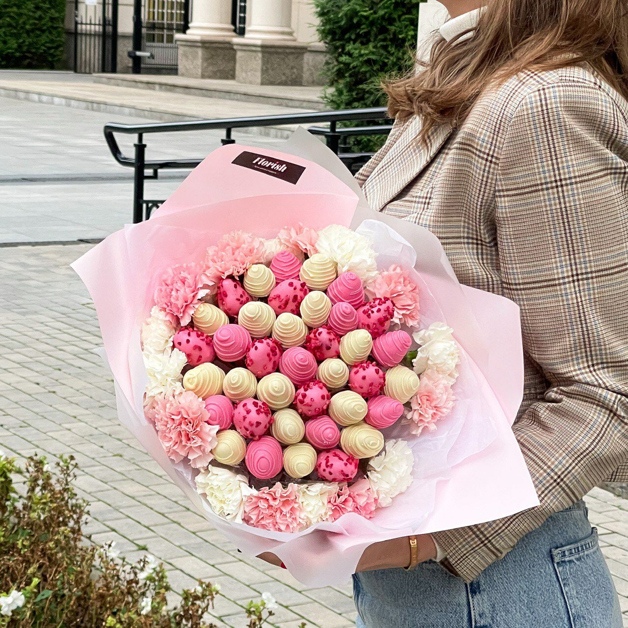 Букет из 15 диантусов и клубники в шоколаде (37 шт) Florish