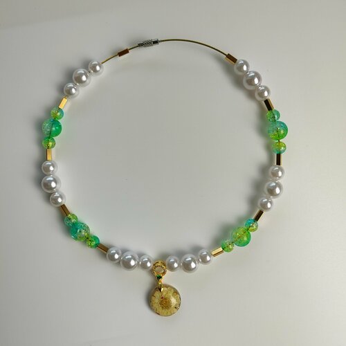 фото Ожерелье чокер гипоаллергенное с натуральными цветами в смоле, зеленое с белым колье на шею ручной работы. женская бижутерия ручной работы нет бренда