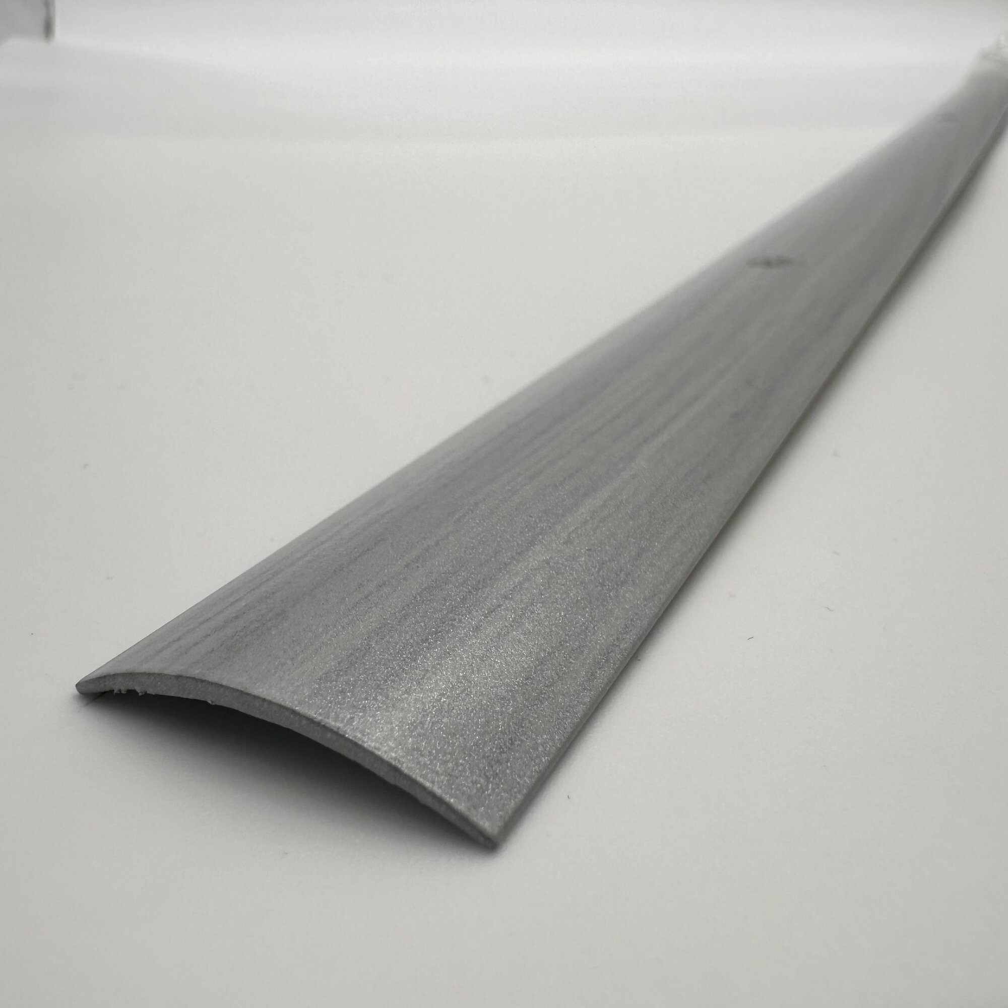 фото Порог алюминиевый стыкоперекрывающий одноуровневый стык (ПД 02) 30x4,4 900 мм дуб серый