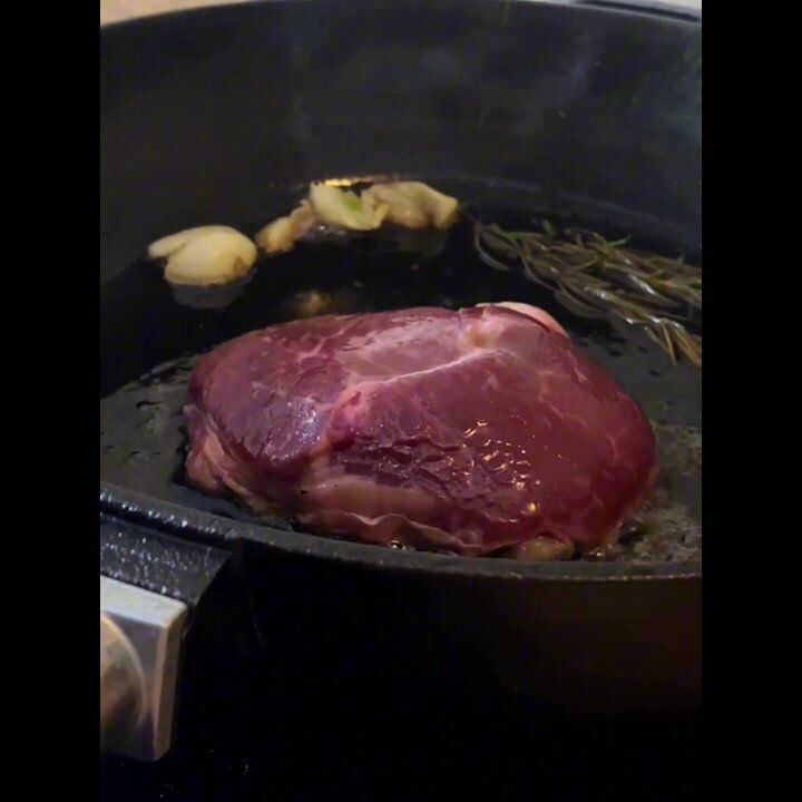 Сковорода чугунная глубокая с крышкой (сотейник), кухонная утварь, жаровня, сковородка для индукционной плиты 26 см со съемной ручкой Olmax, используется на любых плитах - газ, электро, индукция, открытый огонь, мангал посуда — фото 1