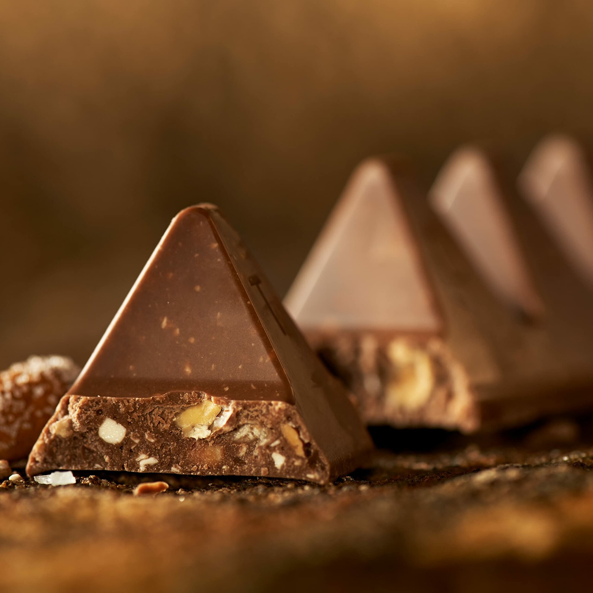 Шоколад Toblerone Молочный с медово-миндальной нугой, 3 шт. х 100 гр. (Швейцария) — фото 1