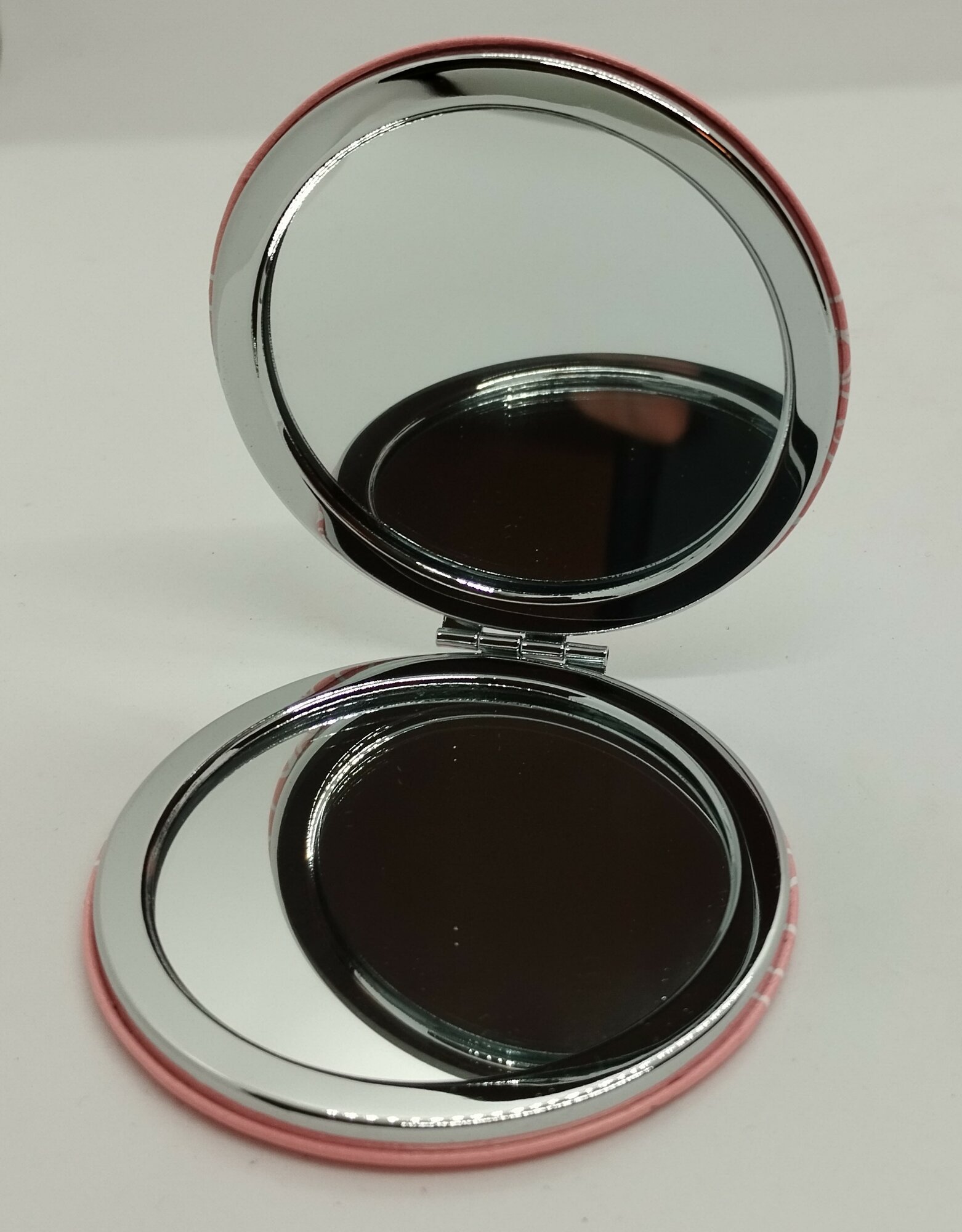 Зеркало кожаное, круглое "Кошка в корзине" — фото 1