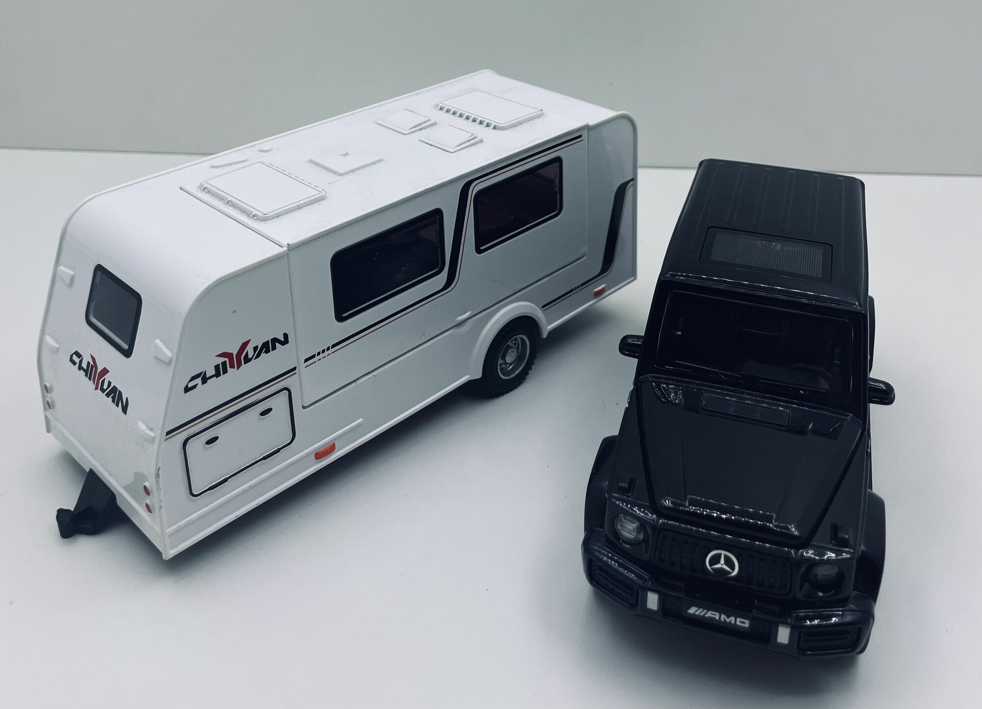 Машинка металлическая "Mercedes G-63 AMG с прицепом" черный 1:32, дом на колёсах свет+звук инерционный/ в подарок брелок