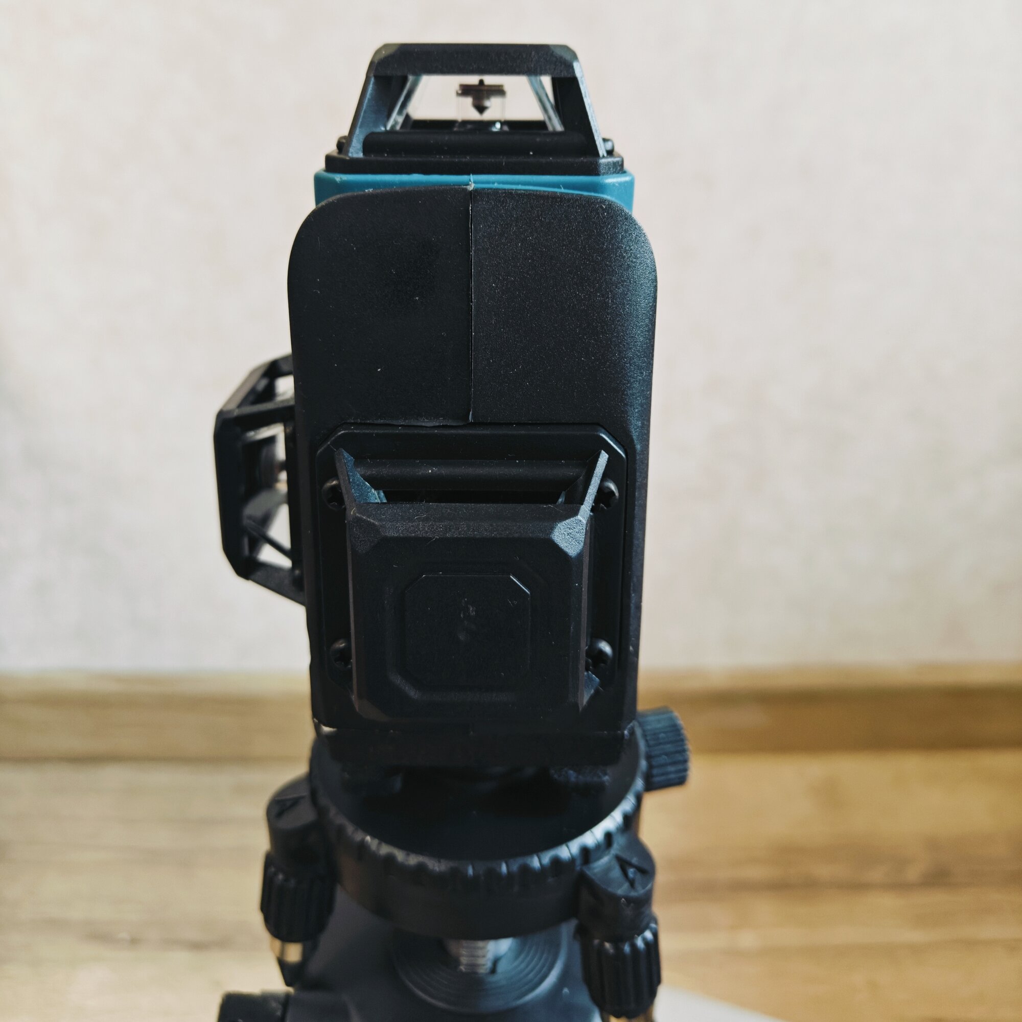 Изображение Профессиональный лазерный уровень строительный 360 4D / Нивелир, 16 лучей с пультом управления и штативом