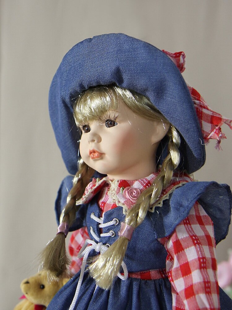 Кукла фарфоровая 16' на подставке