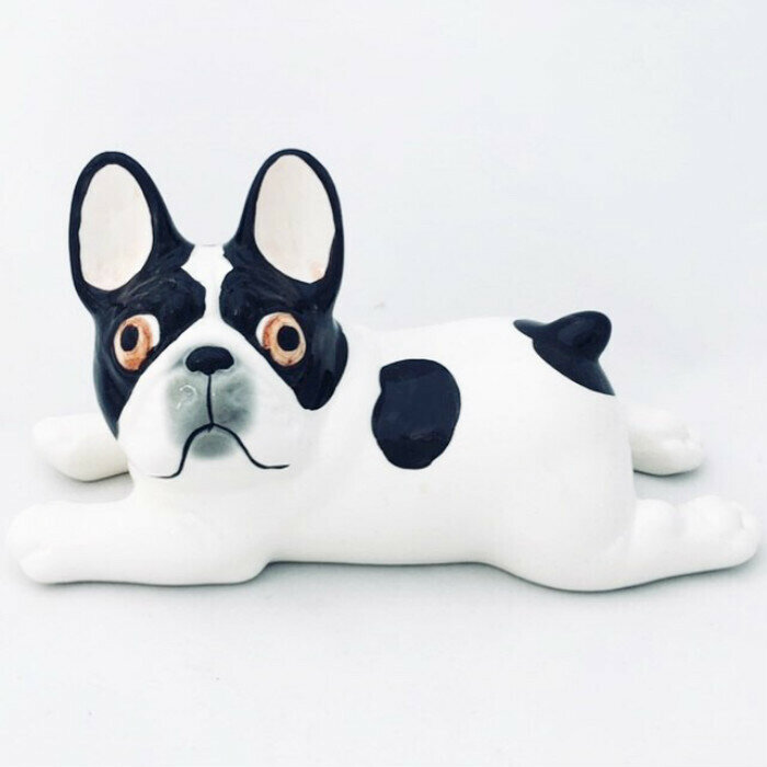 Статуэтка декоративная фарфоровая собака французский бульдог бело-черный в лежке