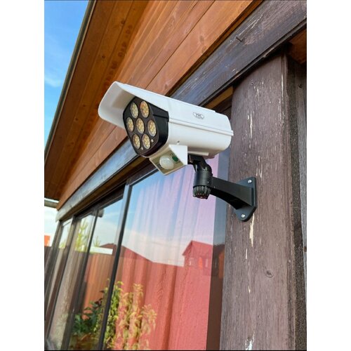 Прожектор уличный на солнечной батарее С датчиком движения/ муляж камеры видеонаблюдения / светильник - прожектор