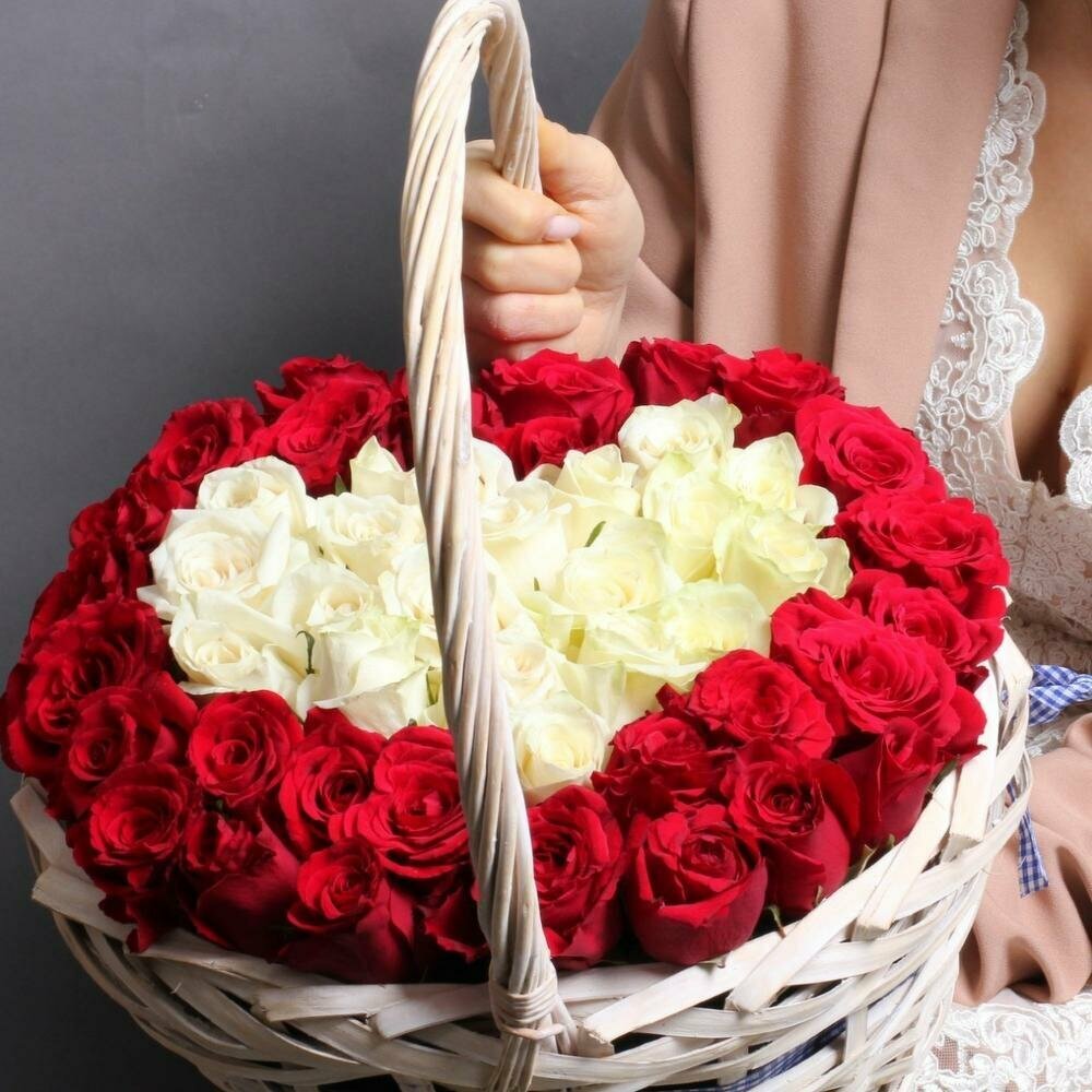 Для любимых. 51 красная и белая роза в корзине в форме сердца.