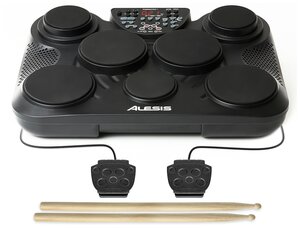 ALESIS COMPACTKIT 7 Портативная настольная ударная установка, 7 чувствительных к силе удара пэдов с реалистичным отскоком, 2 педали в комплекте: hi-hat, kick drum, 45 заводских пресетов, 5 пользовательских, библиотека из 256 звуков, 100 предустановленных песен для сольной игры, функция записи, встроенный метроном, функция Hand Percussion позволяет использовать руки вместо палочек, USB-MIDI выход для подключения к DAW системам, питание от 6 батареек 6С (приобретается отдельно)