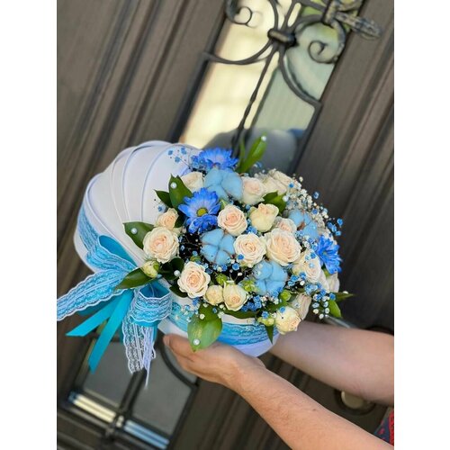 Букет на выписку из роддома, кустоваяроза, роза Кения, хризантема и гипсофила