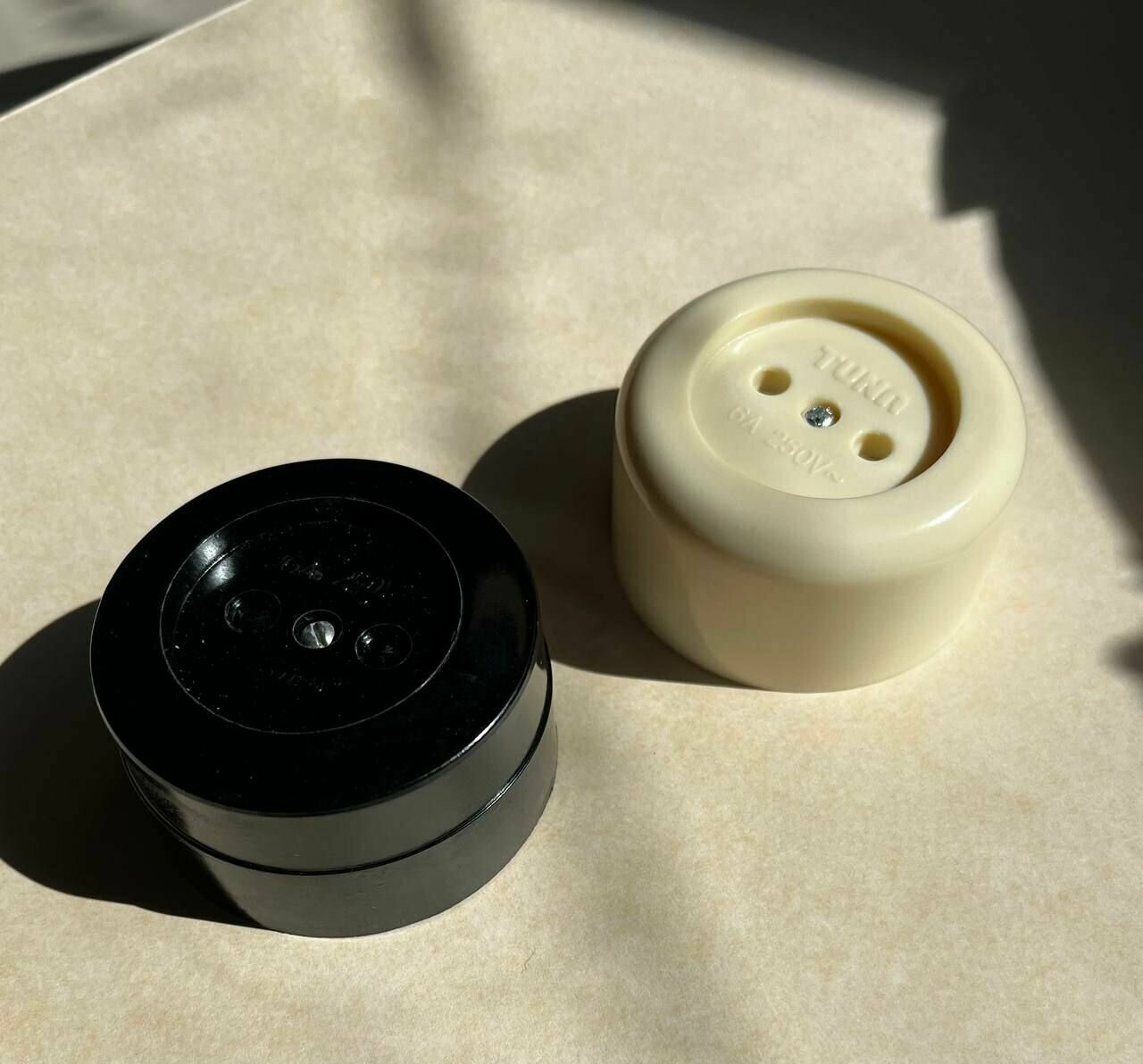 фото Розетка 2 шт для открытой проводки керамика винтаж