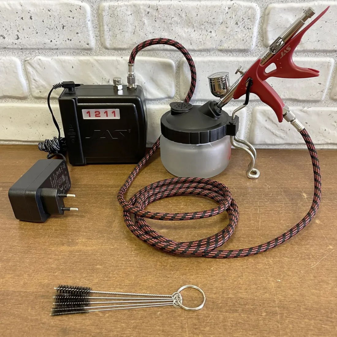 фото Универсальный набор для аэрографии Jas 1931F с держателем (компрессор 10 Вт, ручка аэрограф 7 мл, регулировка давления на выходе)