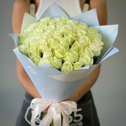 Изображение товара Букет из 101 белой розы 60 см в стильной упаковке. «365 Поводов» - живые цветы с доставкой