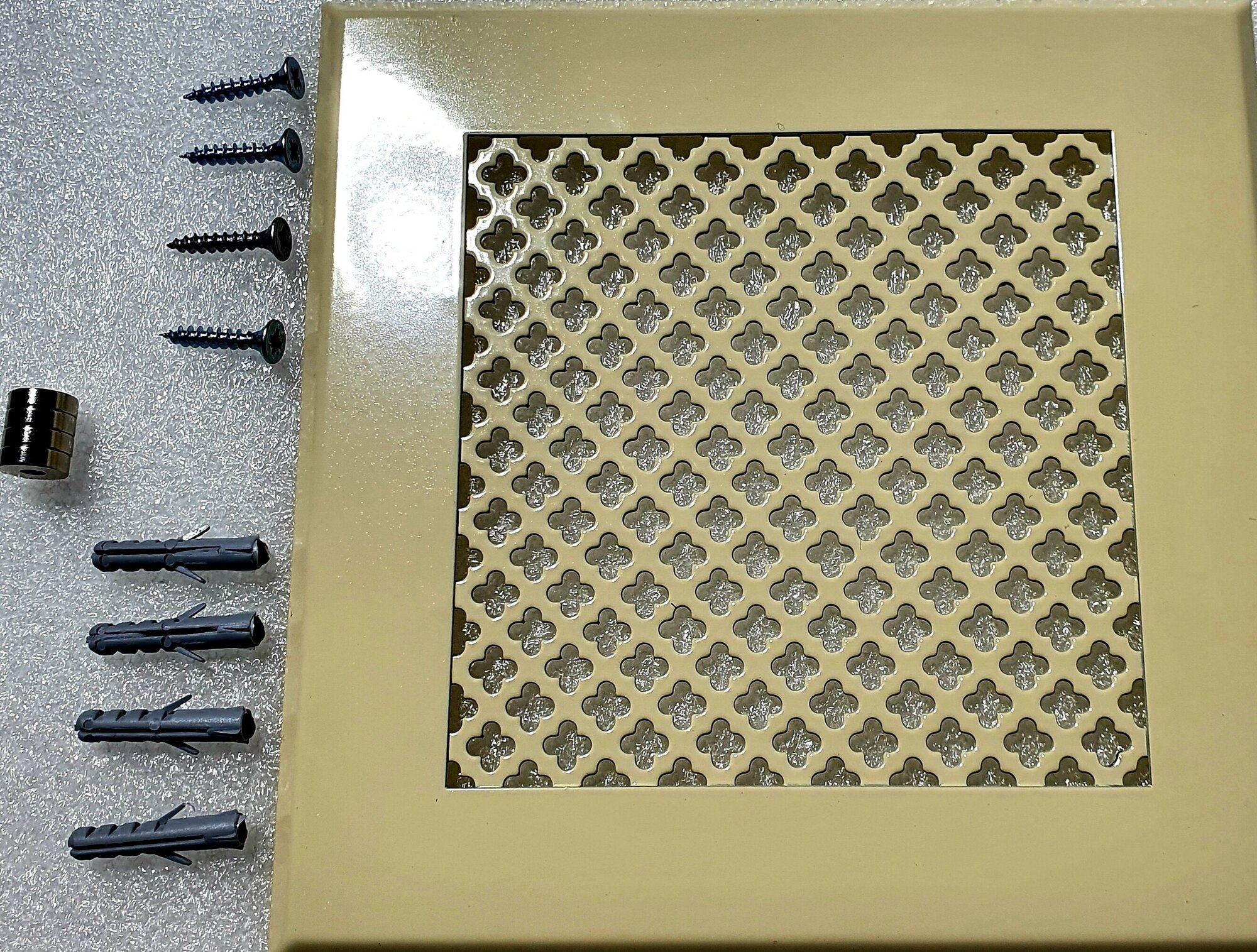 Вентиляционная решетка металлическая на магнитах 150х150мм, тип перфорации мелкий цветок, кремовый RAL-1015