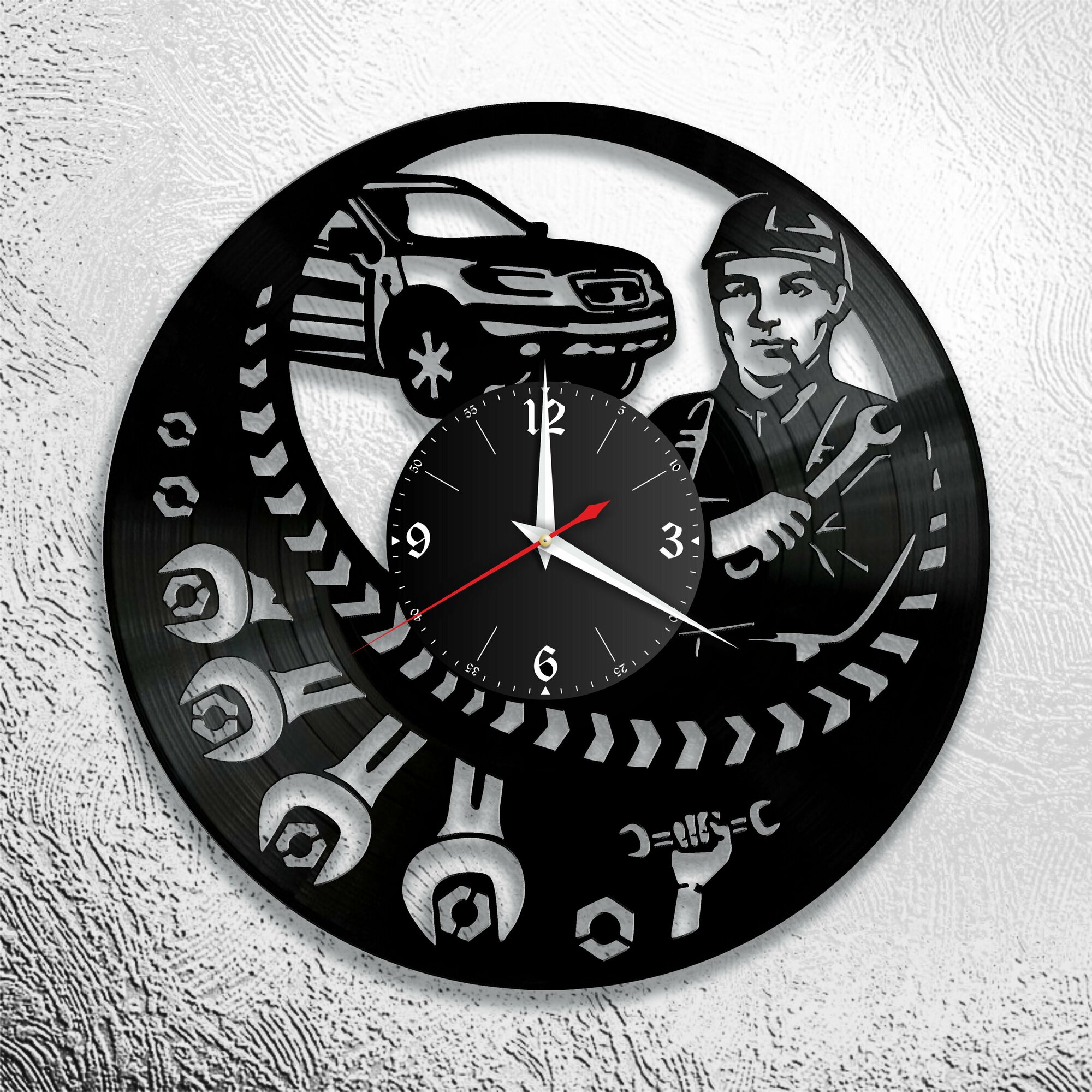 Настенные часы из виниловой пластинки с тематикой автосервиса