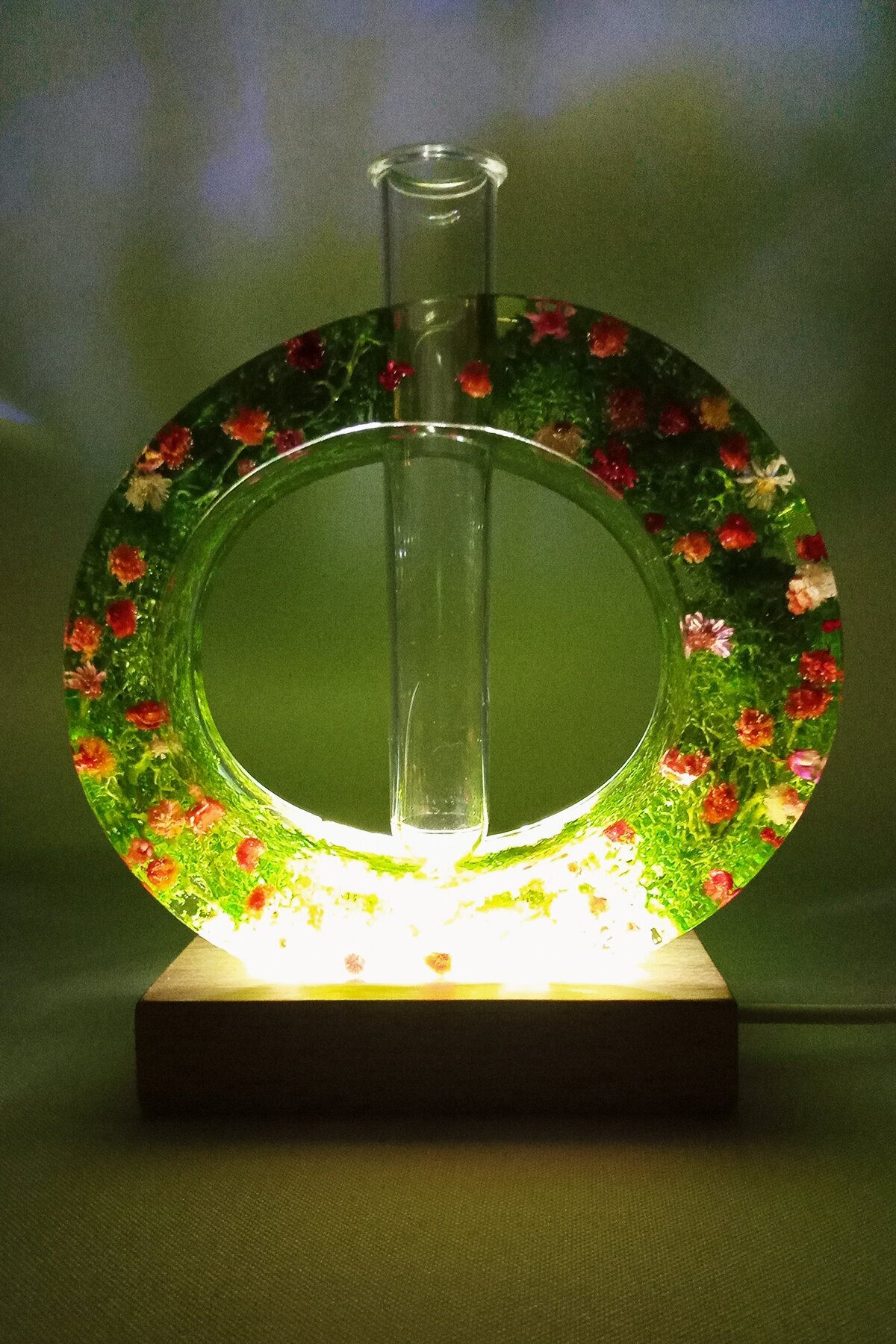 Светильник ночник, ваза из эпоксидной смолы и цветов,11,5х13х3,5см, ручная работа, для декора дома - фотография № 2