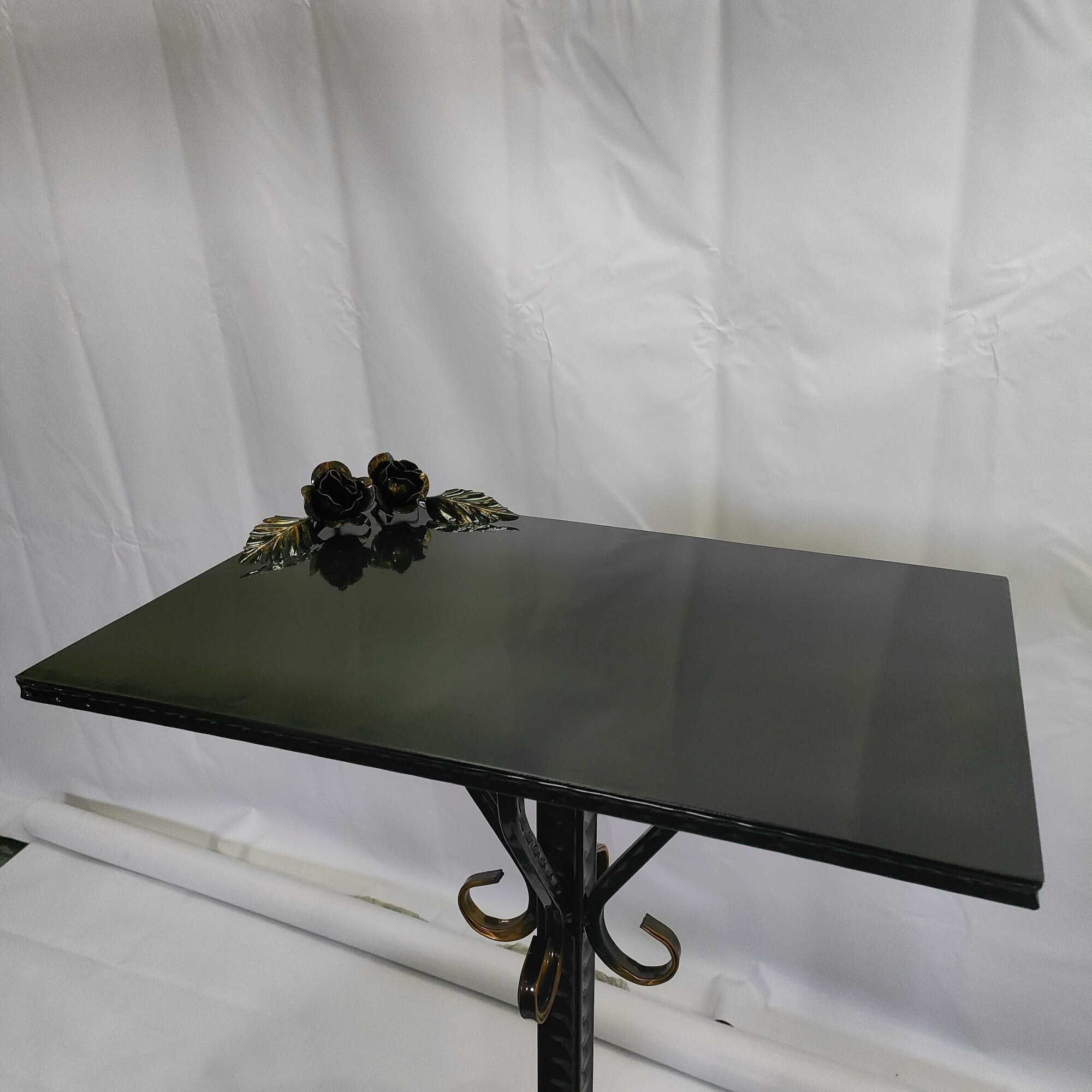 фото Столик железный на кладбище "Розы"