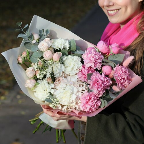 Изображение товара "Симфония Флори" Роскошный раскидистый букет с кустовыми розами, диантусами и эвкалиптом