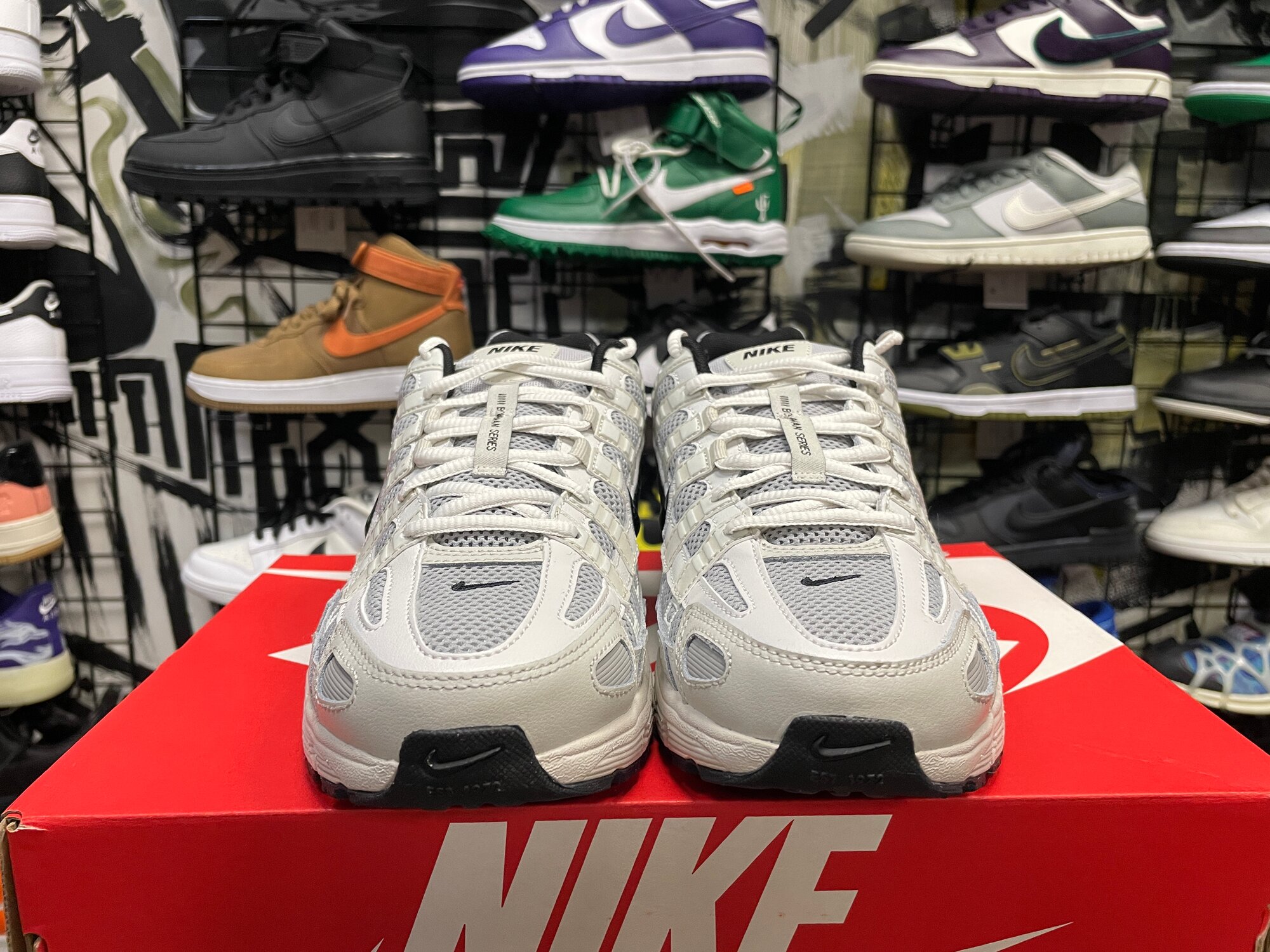 Кроссовки NIKE, размер 43 EU | 27.5 CM | 9.5 US, серый — фото 1