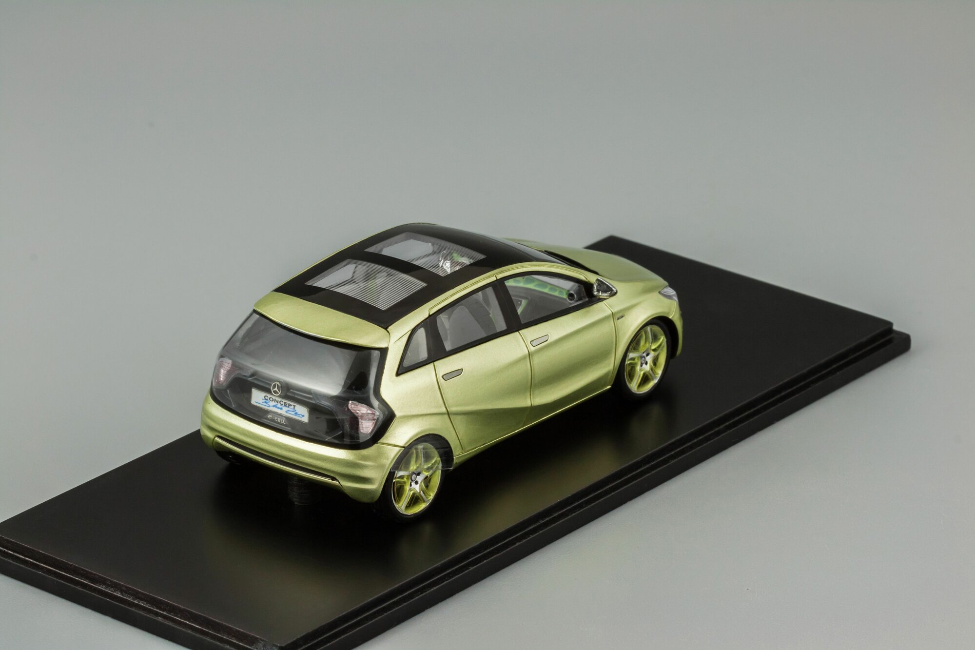 Масштабная модель Mercedes-Benz Blue Zero Concept 2010, масштаб 1:43 от Spark — фото 1