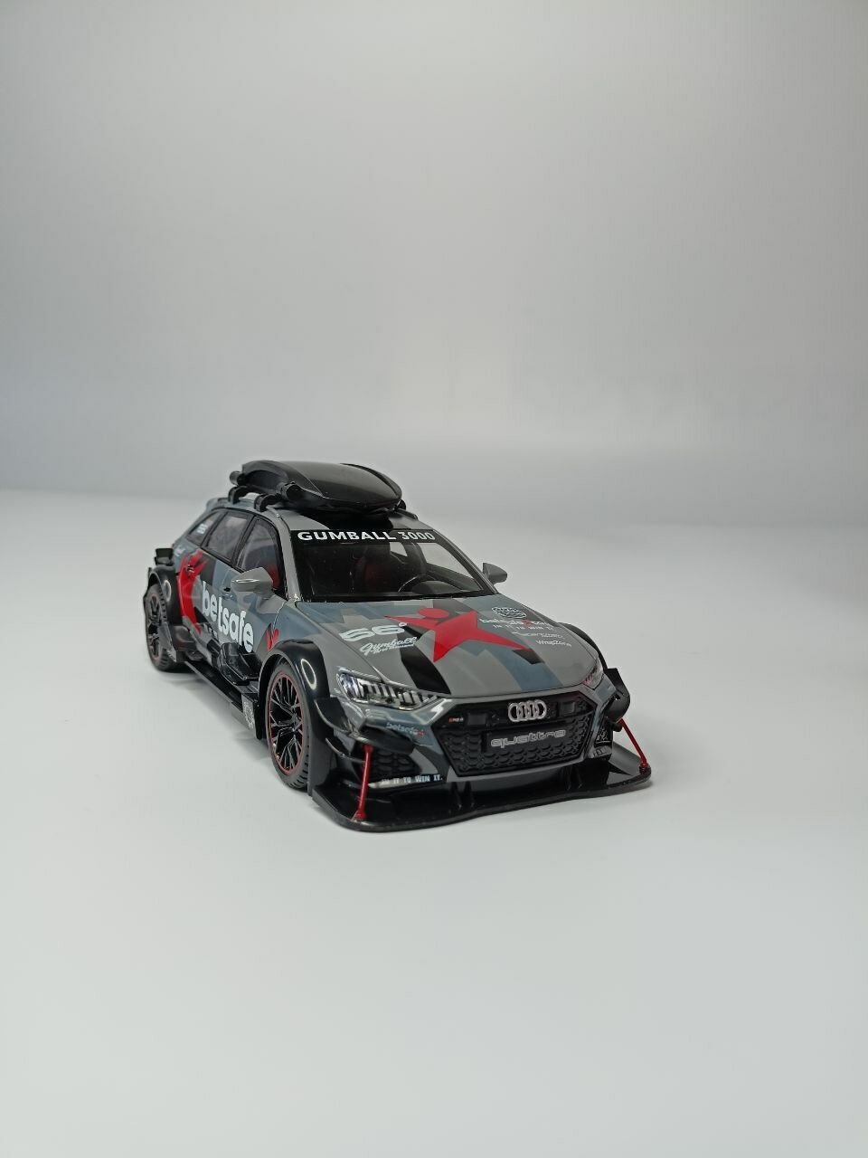 Коллекционная машинка игрушка металлическая Audi RS6 Avant с багажником для мальчиков масштабная модель 1:24 серая камуфляж