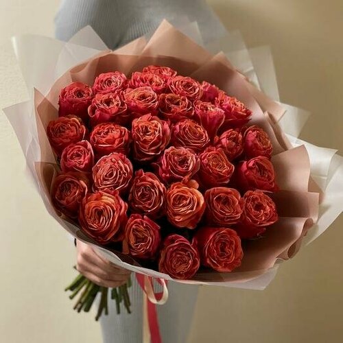 Изображение товара Букет живых цветов из 31 пионовидная роза в дизайнерской упаковке.