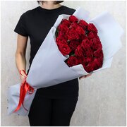 Цветы живые букет из 25 красных роз "Ред Наоми" 80 см в дизайнерской упаковке