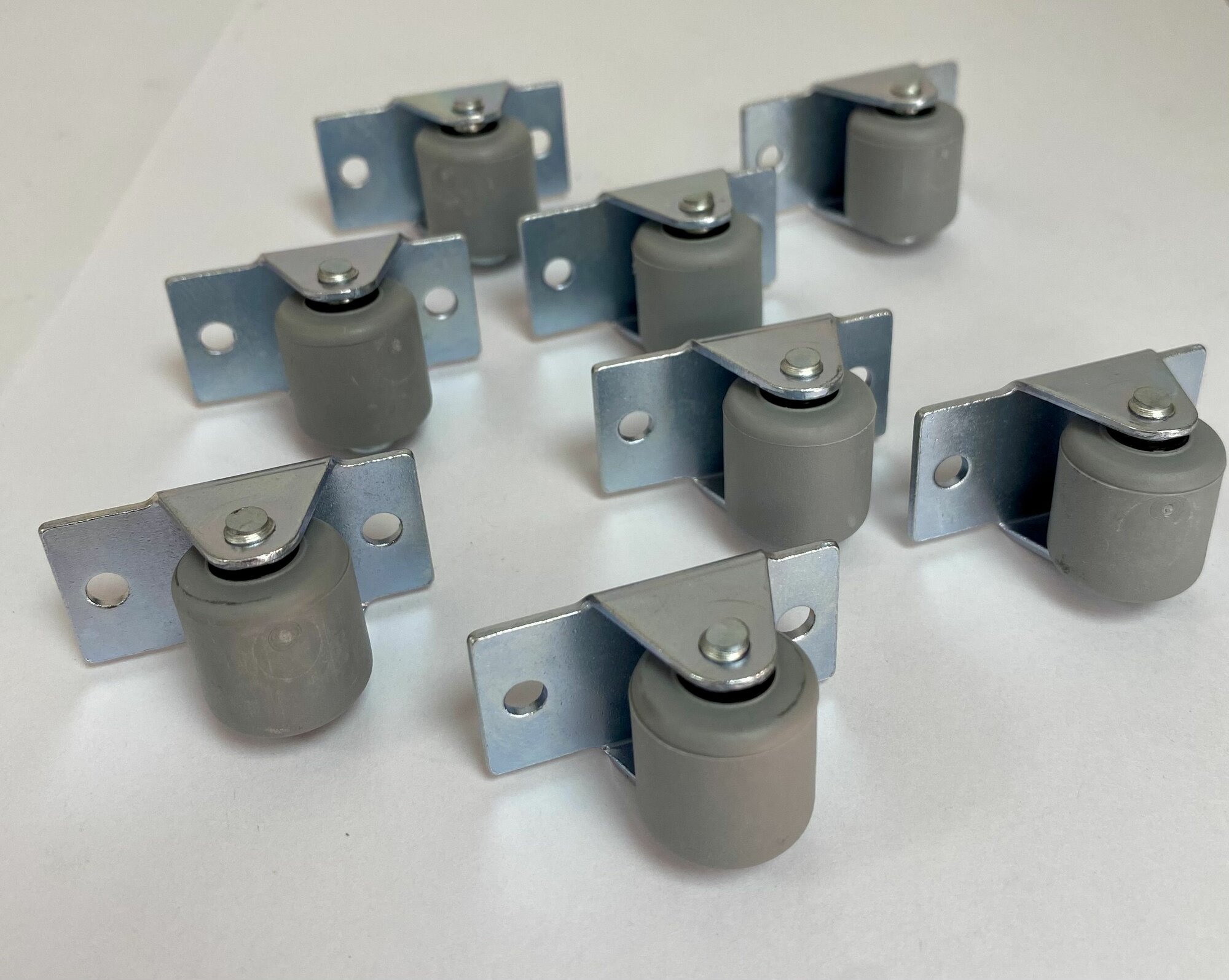 Изображение Ролик мебельный выкатной d18мм с обрезиненным колесом, 8шт