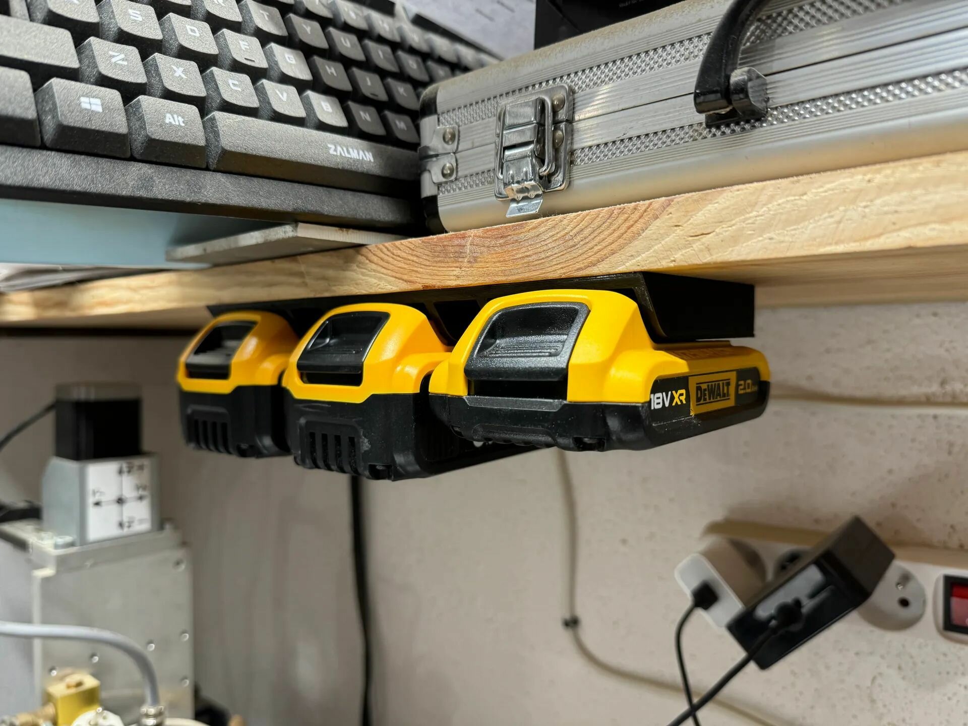 Настенный держатель DeWalt для аккумуляторов, пластик, чёрный, 3 секции, 9 см x 24см