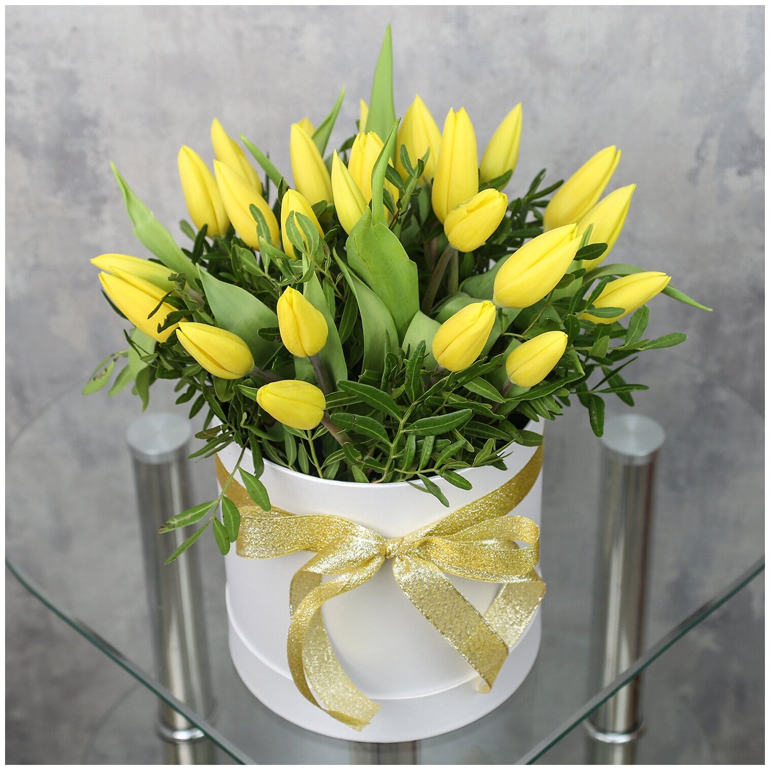 Цветы живые букет из 25 желтых тюльпанов в шляпной коробке с атласной лентой