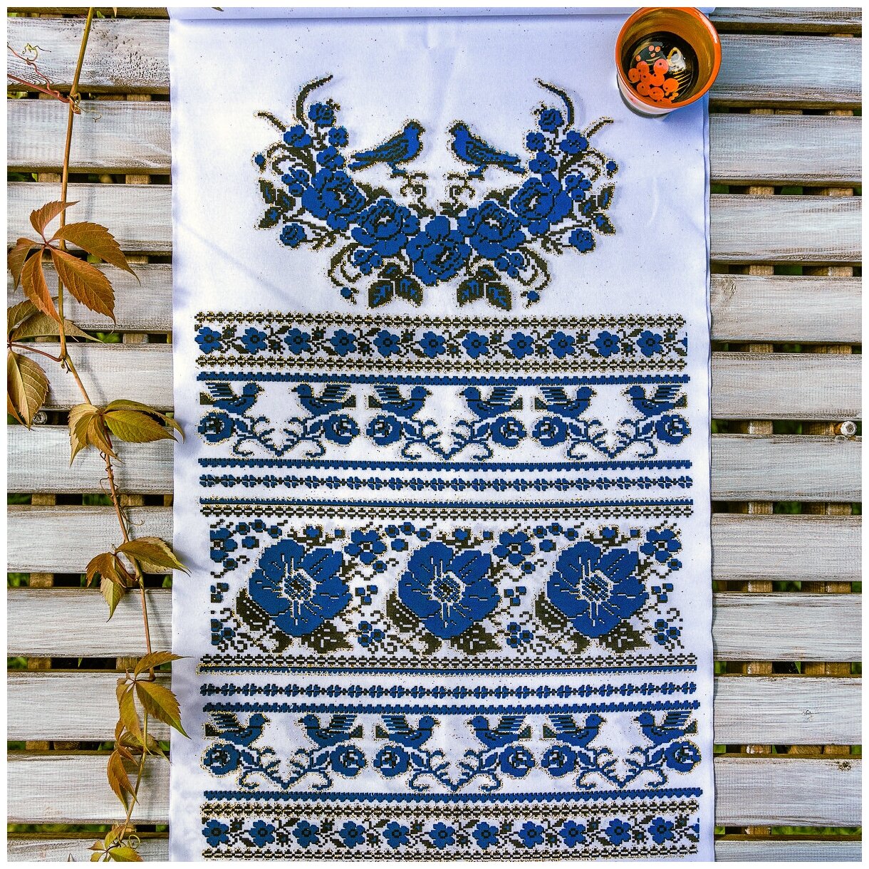 Традиционный свадебный рушник для хлебосольной встречи новоборачных белого цвета с цветочными узорами и птицами в синей и белой гамме