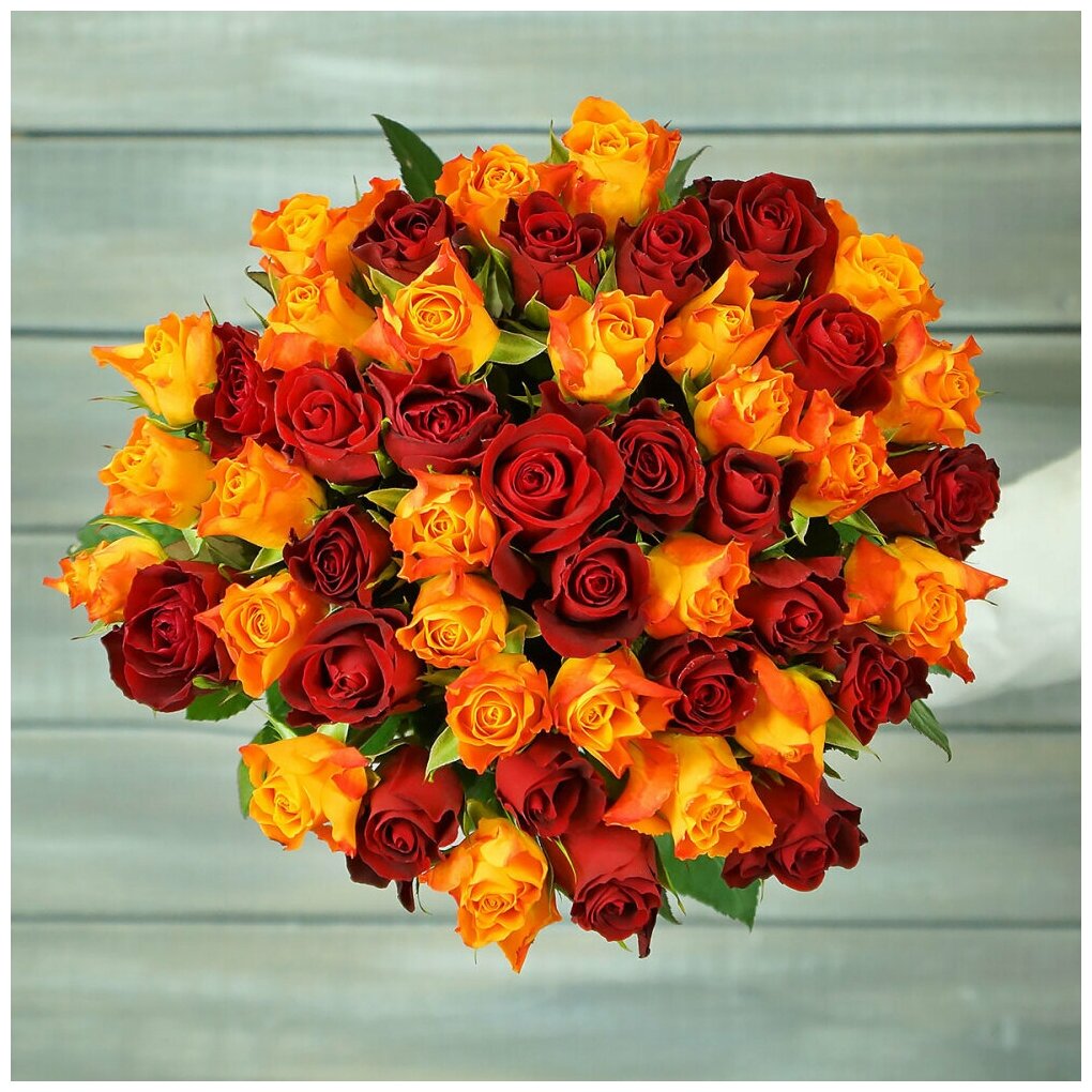 Букет живых цветов из оранжевой красной розы 40см