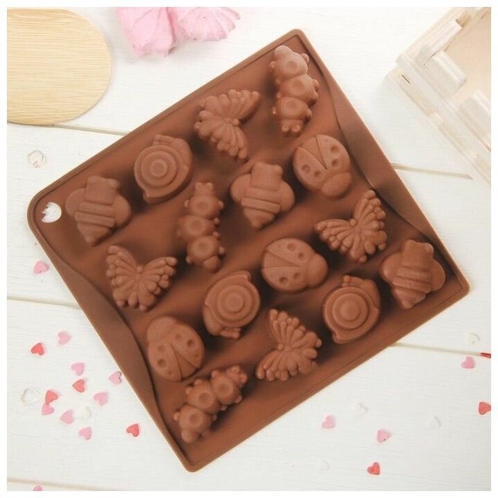 Форма для шоколадных конфет силиконовая "Бабочки-пчелки" 16 ячеек