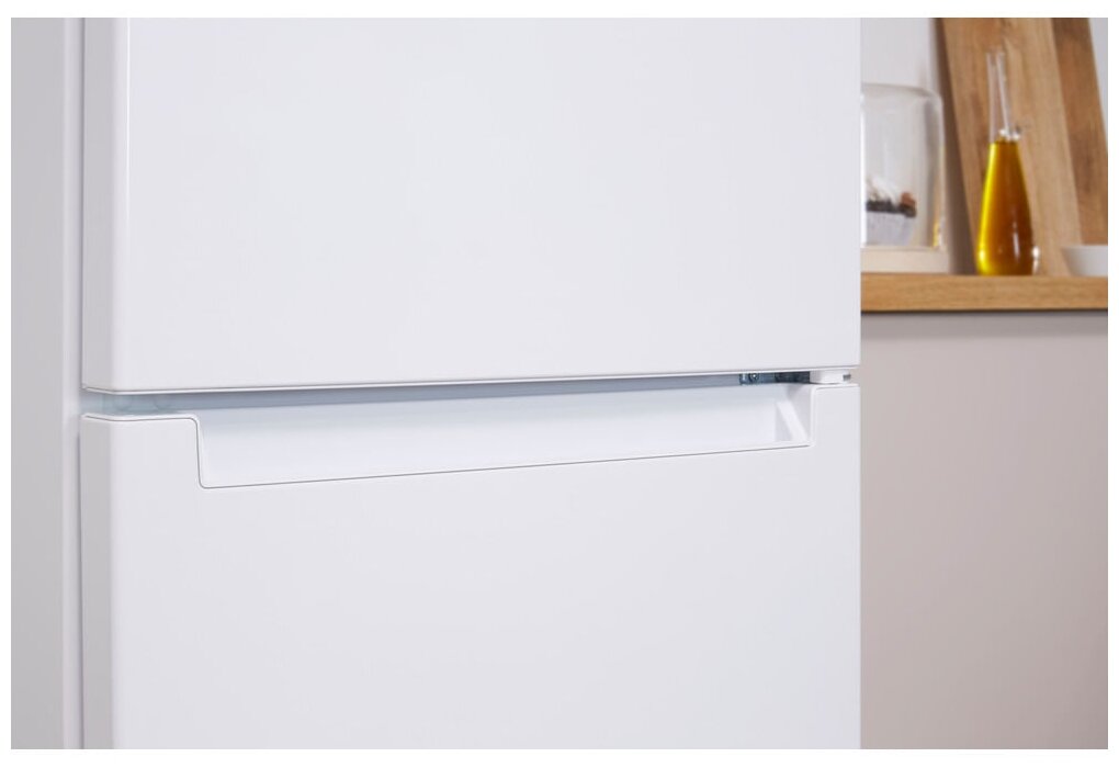 Холодильник с нижней морозильной камерой Indesit - фото №4