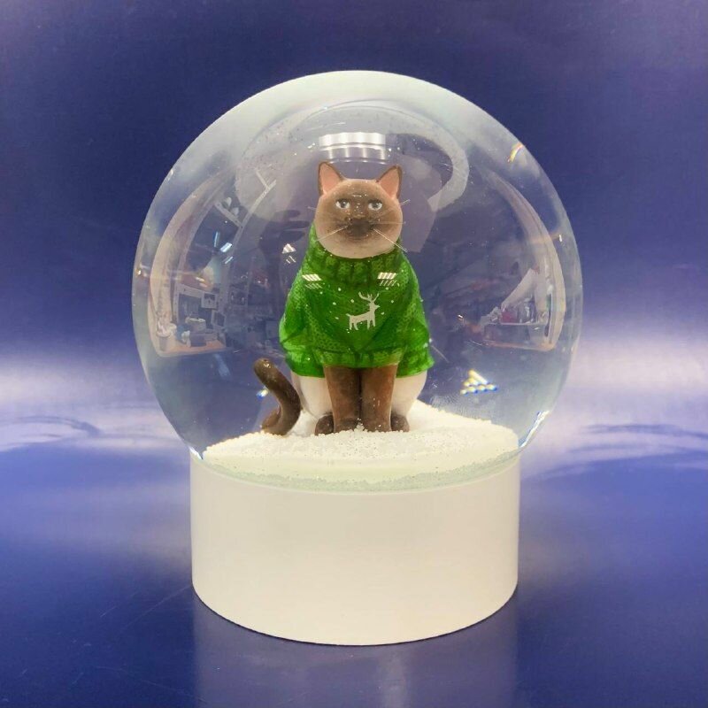 Снежный шар "Кот в свитере с оленями" диаметр 10 сантиметров