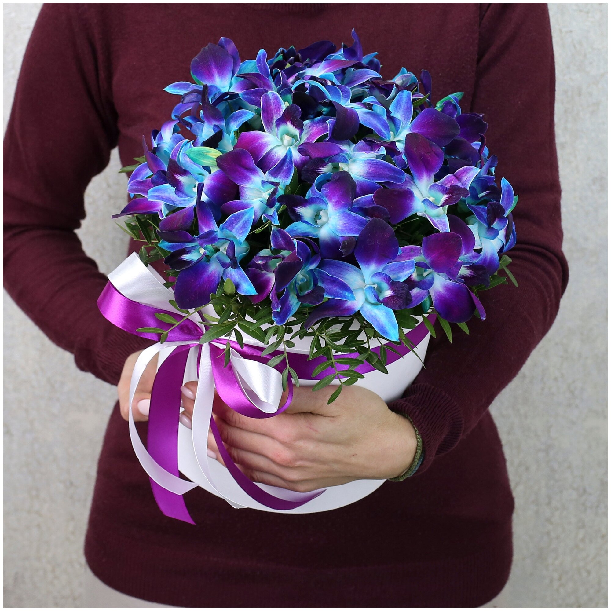 Букет цветов живые из синих орхидей в белой шляпной коробке "Гранд Лазурит"