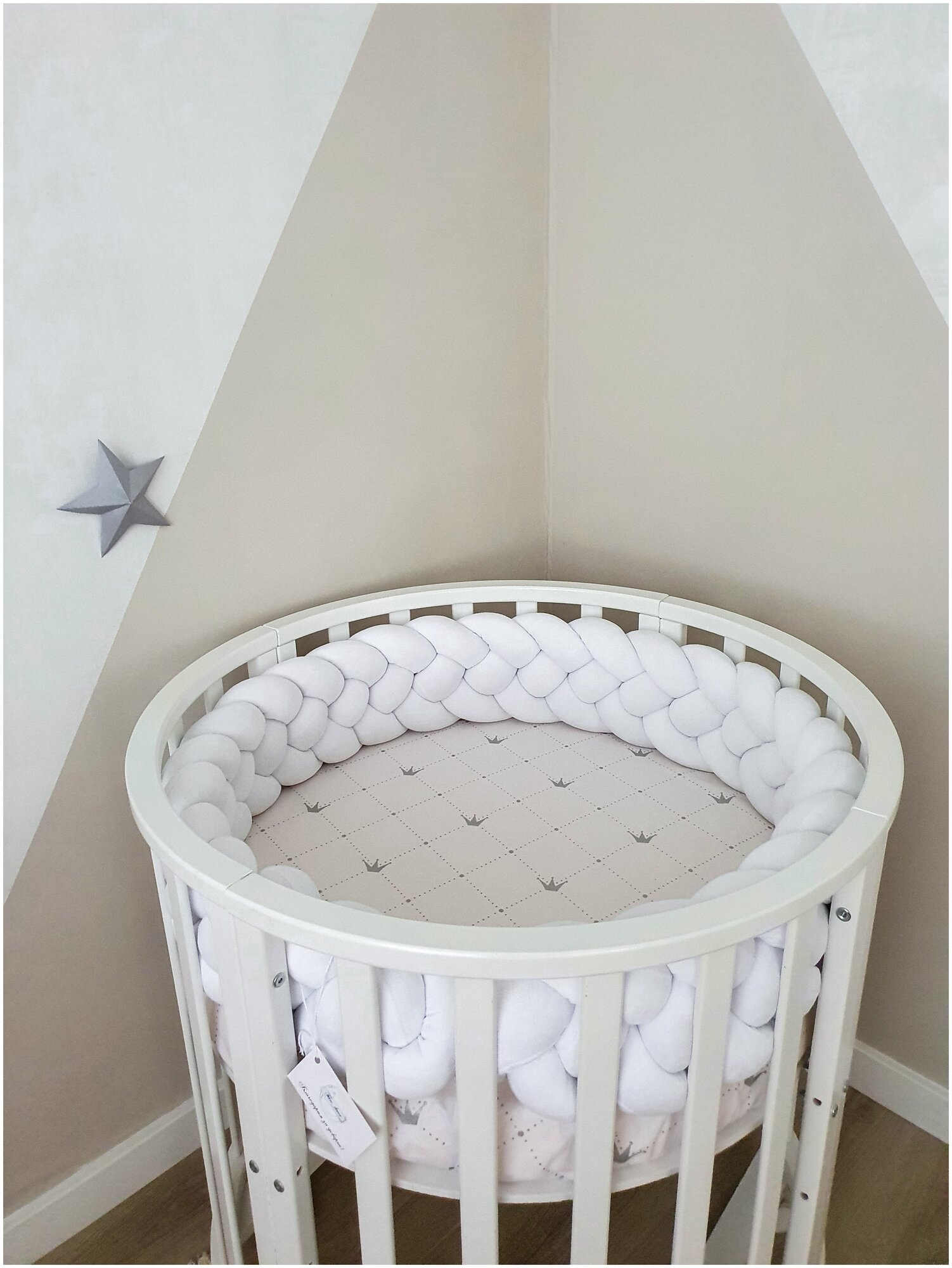 Бортик-коса (косичка) в детскую кроватку из 4 лент для малышей и новорожденных 240 см: подходит для круглой, овальной и прямоугольной кроватей