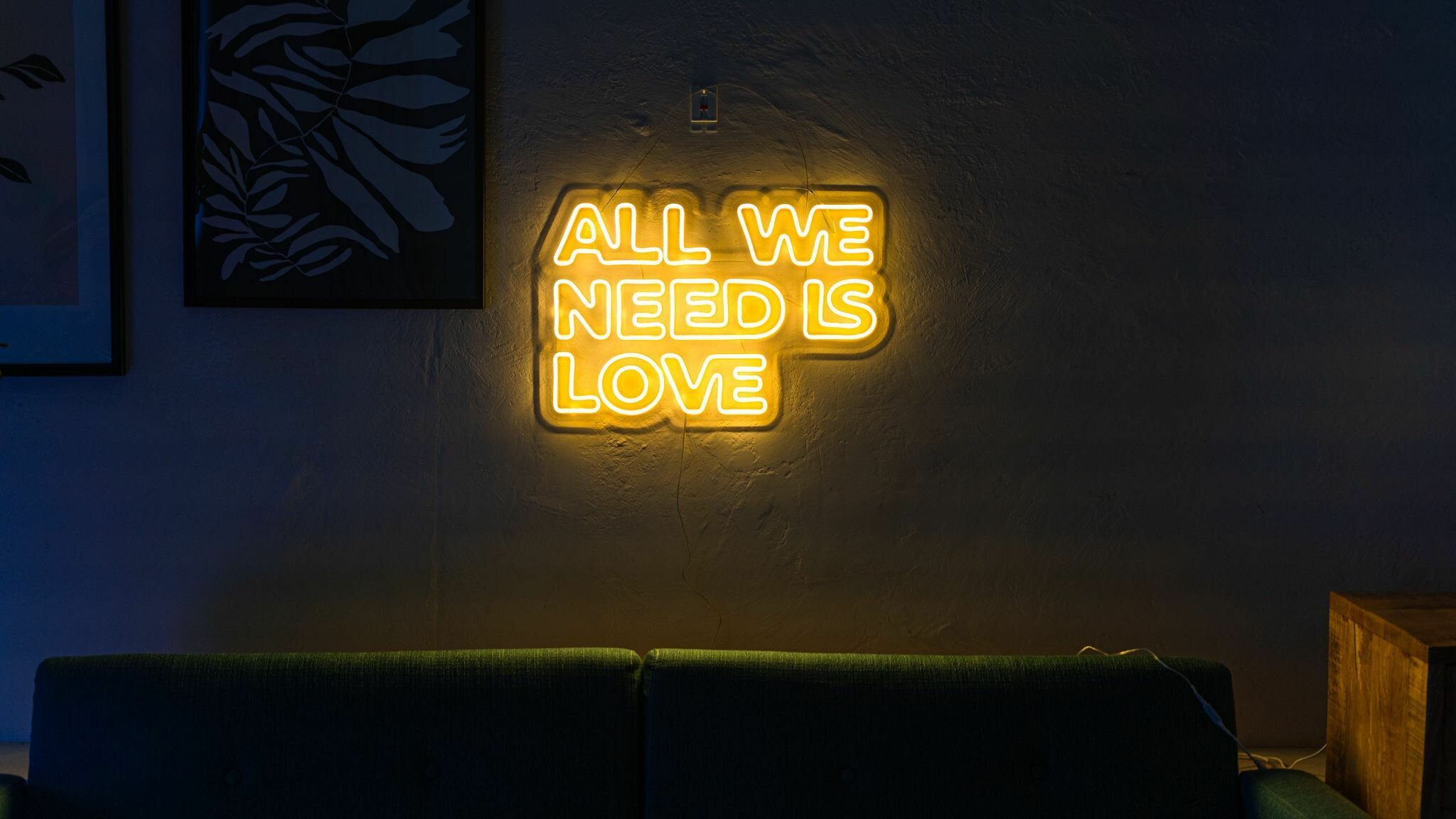 DIODENEON / Неоновая вывеска, светильник - All we need is love - фотография № 7