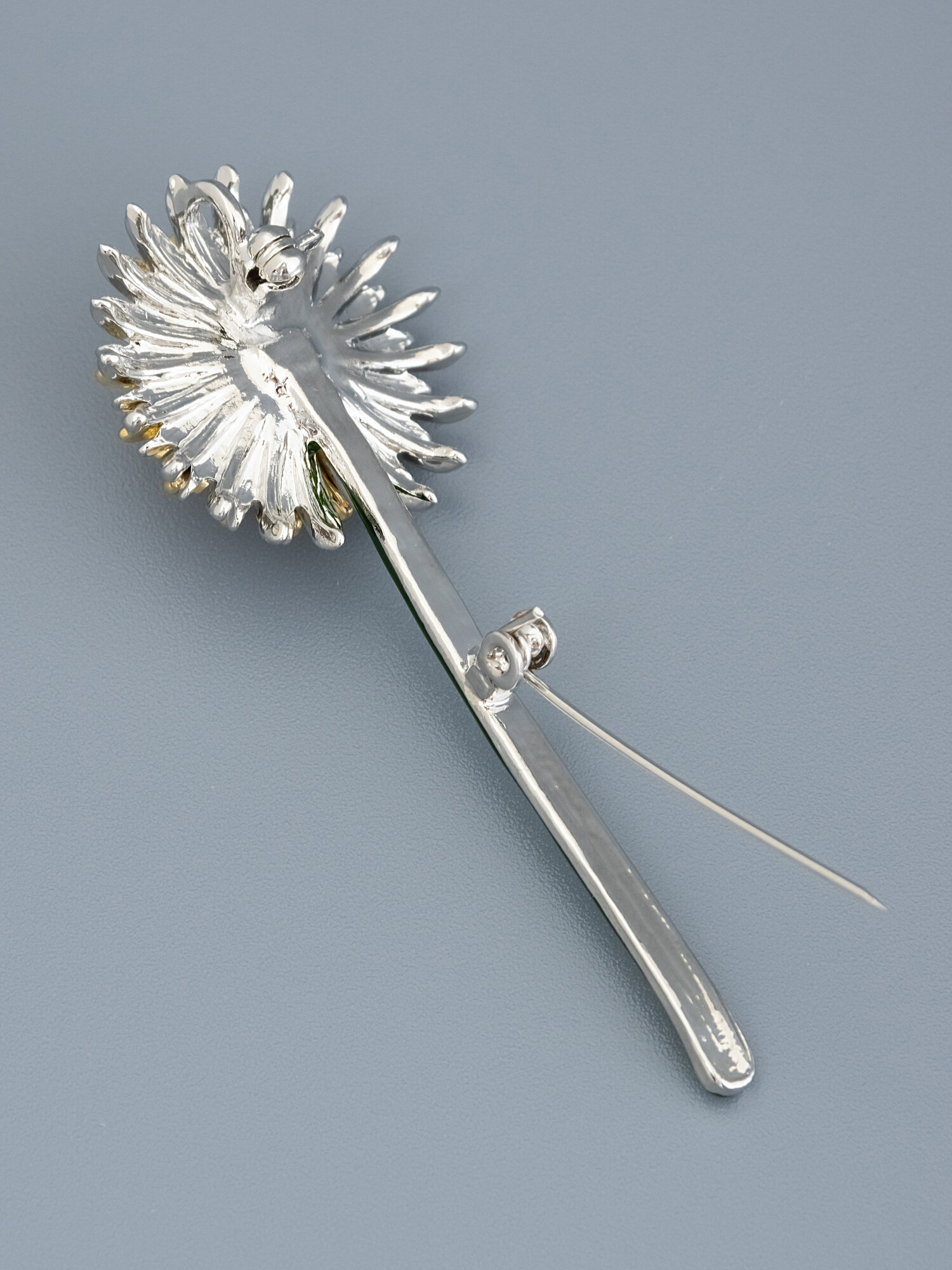 Брошь ЖемАрт, 1 шт., зеленый, серебряный, золотой — фото 1