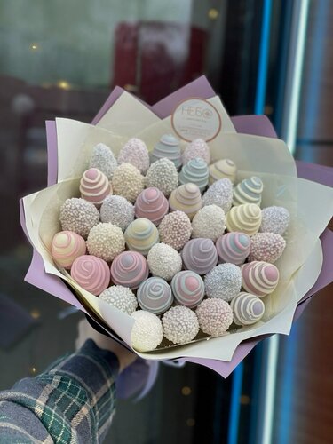 Изображение товара Букет с клубникой в белом, розовом, голубом и фиолетовом шоколаде, кокос, белый рис, 600 г, Charm