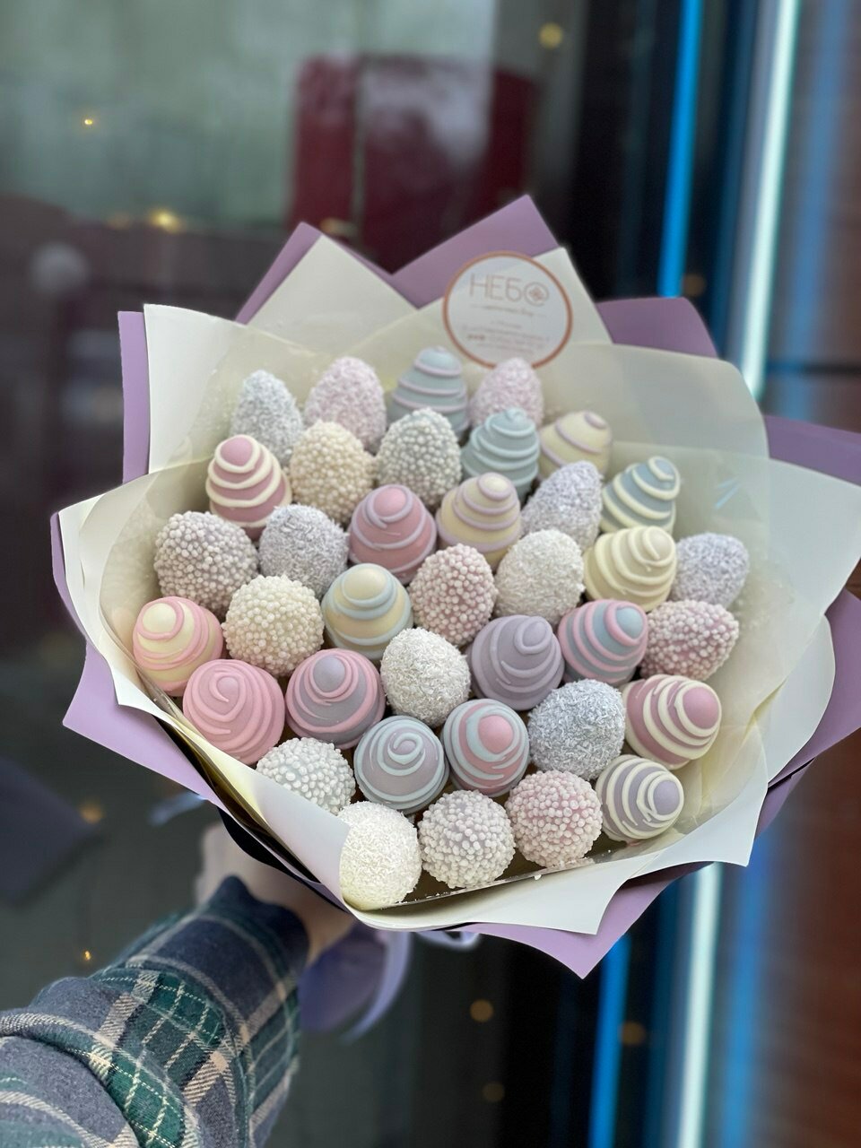 Букет "Charm", с клубникой, 600 г, круглый, высота 45см, с бантом