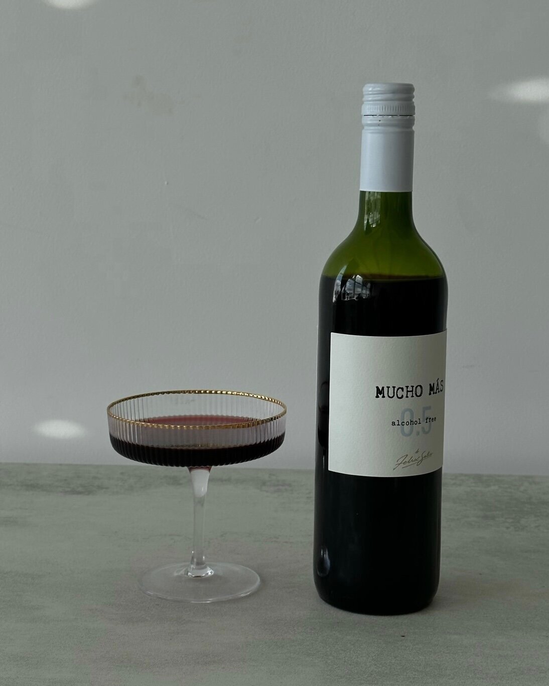 Вино безалкогольное красное полусухое Мучо Мас