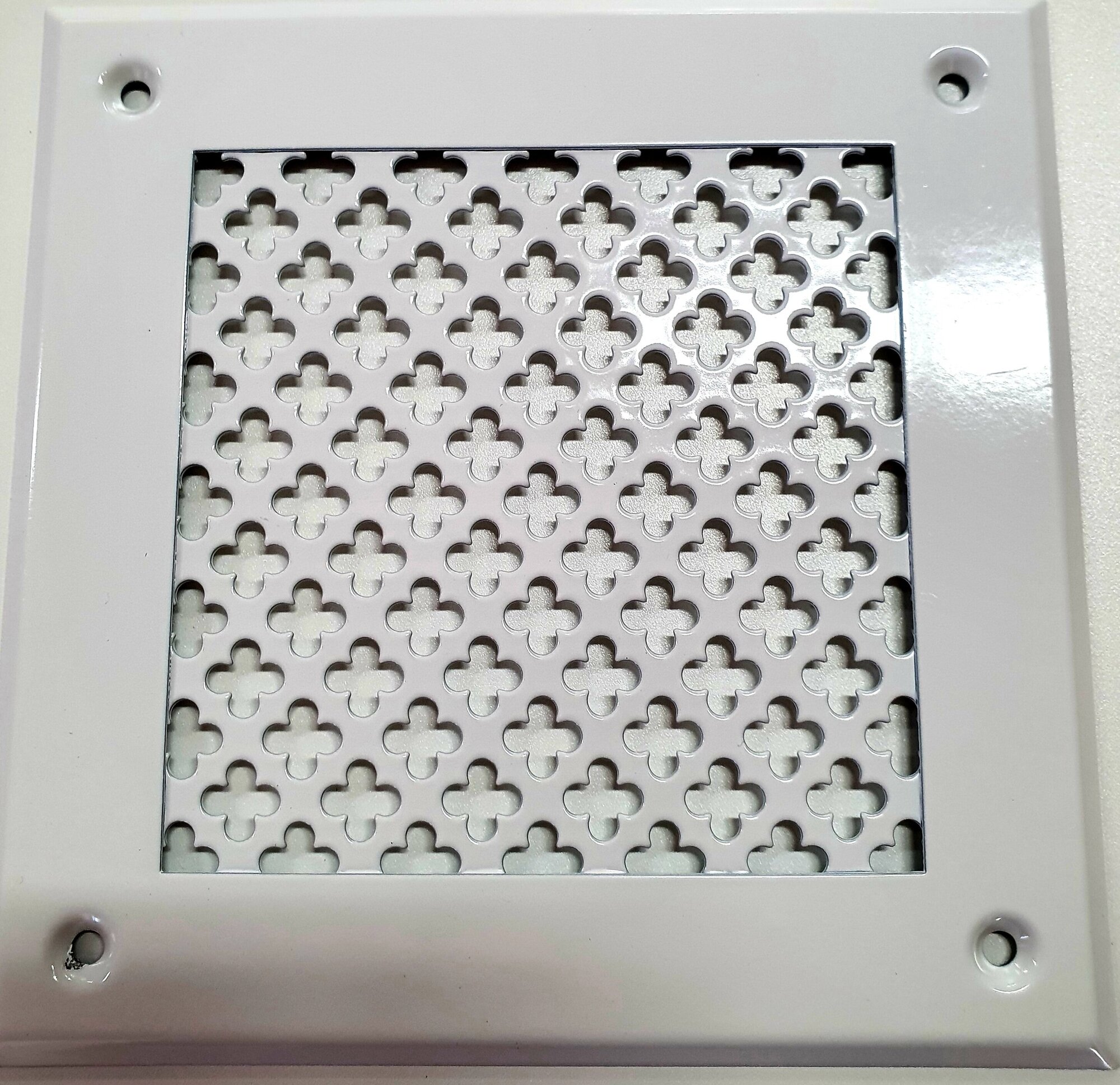 Вентиляционная решетка металлическая 210х210мм  тип перфорации крупный цветок  цвет белый RAL 9016