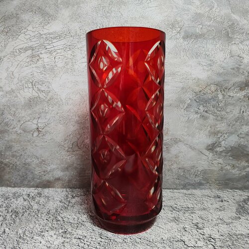 Ваза винтажная, рубиновое стекло, СССР. С геометрическим декором, цветное стекло, алмазная грань, Стекольный завод Красный май, СССР, 1950-1980 гг.