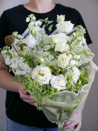 Изображение товара Белый букет из полевых цветов от студии цветов клумба. москва